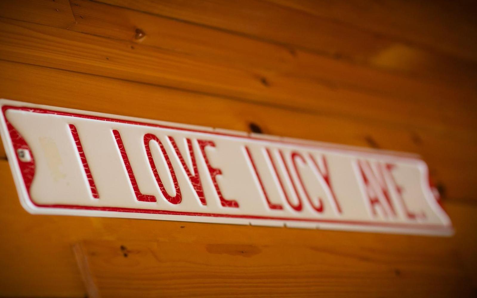 Hugs N Kisses Pool Table Hot Tub Pool Table Community Pool Close To Downtown Gatlinburg Εξωτερικό φωτογραφία